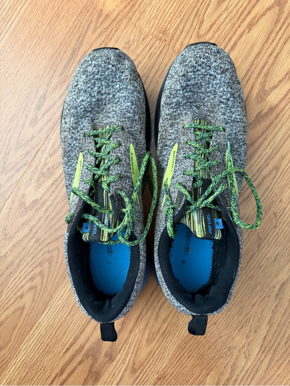 Athletic Knit-Style Men’s Running Shoes in Gray and Green